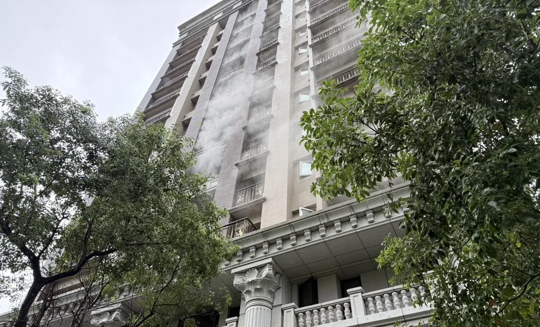 新北市五股今發生一起住宅火警濃煙不斷冒出。（圖／翻攝畫面）