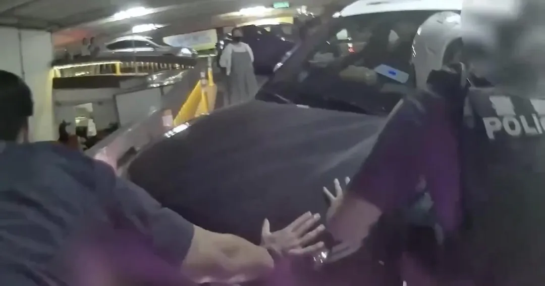 員警與現場民眾合力搬車排除受困。（圖／翻攝畫面）
