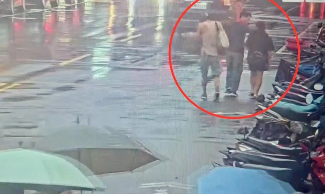 港籍男子在捷運站外遭2名男子毆打。(圖/翻攝畫面)