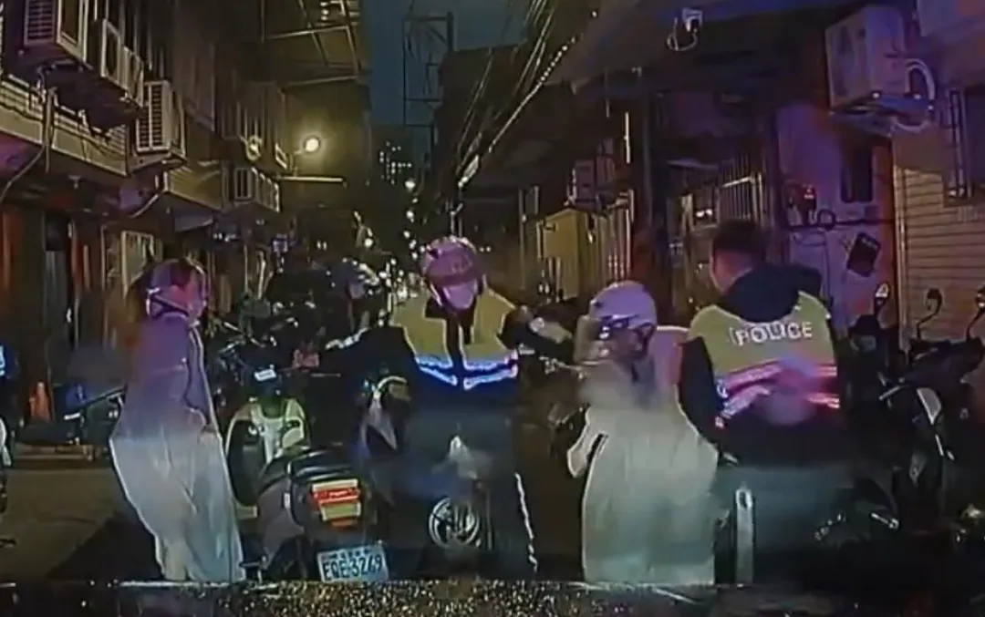 警方發動攔截圍捕逮獲汪男。（圖／翻攝畫面）