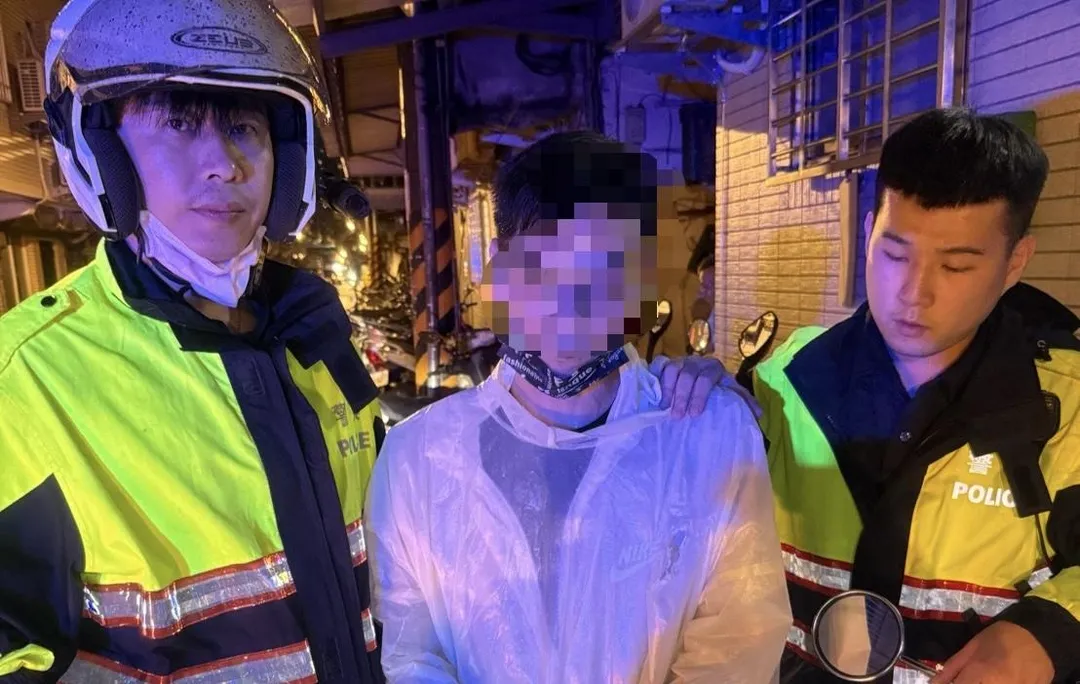 通緝男毒駕遭圍捕查獲持有毒品。（圖／翻攝畫面）