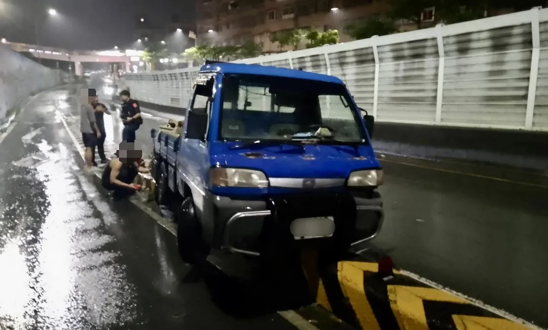 男子開貨車毒駕撞上分隔島。（圖／翻攝畫面）