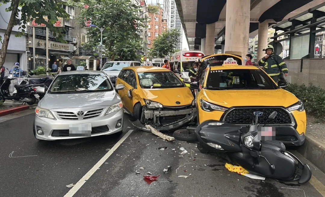 肇事計程車（中）連撞4車才停下。（圖／翻攝畫面）