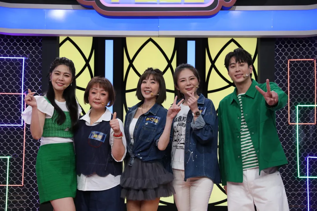 羅巧倫（中）近日擔任節目《光榮島轉來PLUS》來賓。（圖／公視台語台提供）