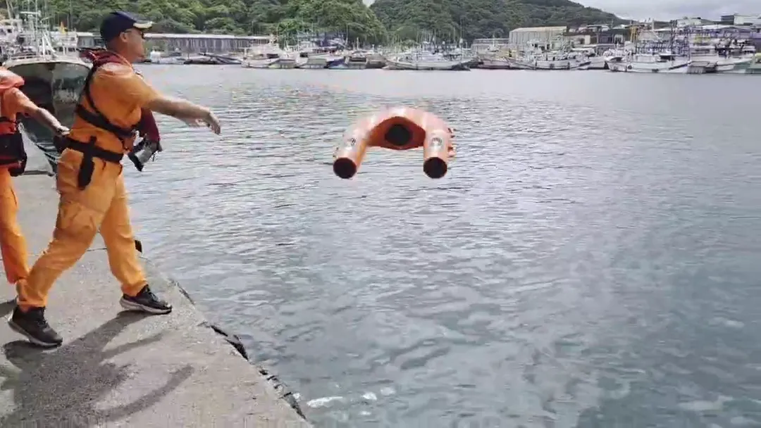 海巡拋出「遙控式動力救生圈」執行救援任務。（圖／海巡提供）