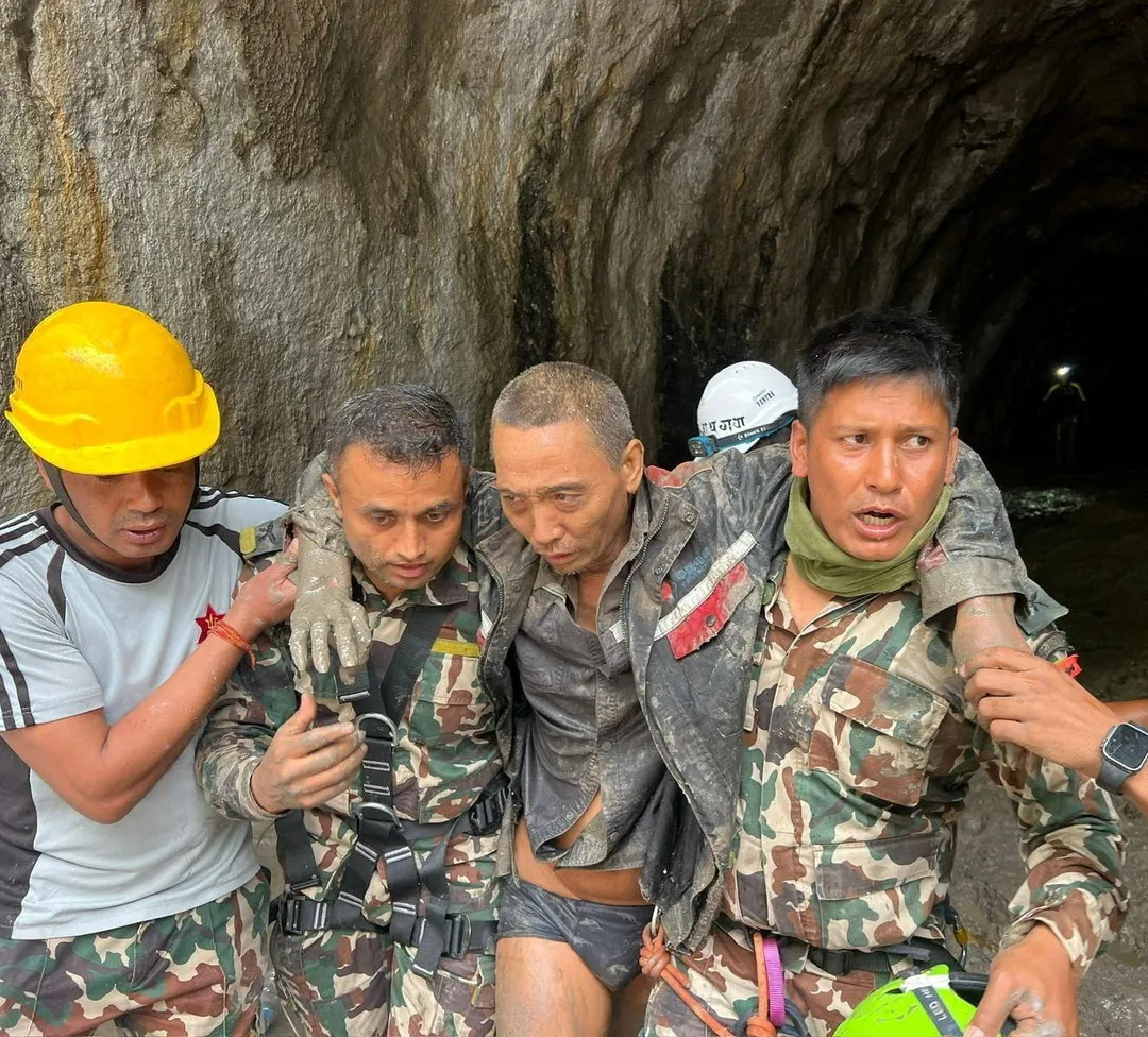 一名大陸籍男子5日在尼泊爾水電站隧道內被救出。（圖／路透社）