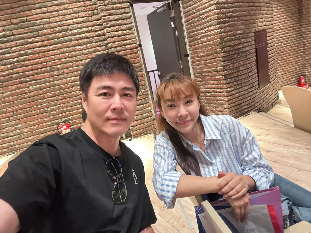劉至翰(左起)陪妹妹劉致妤去登記參選台北市議員。(圖/翻攝自劉致妤FB)