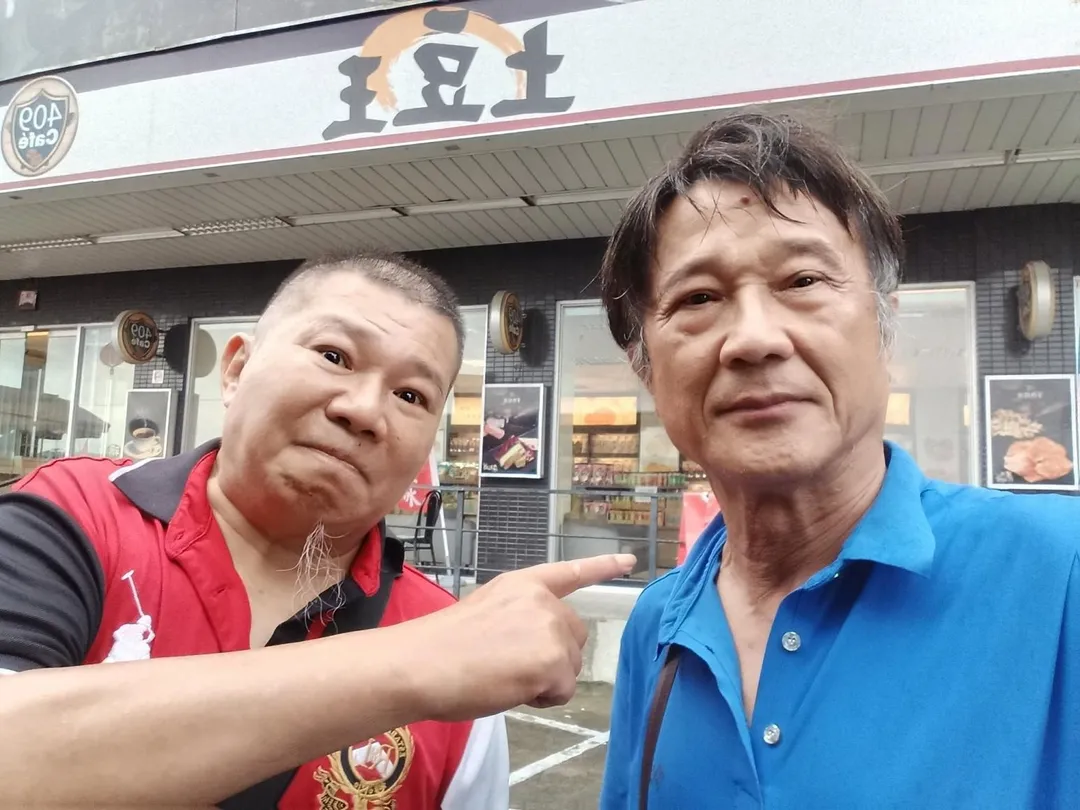資深男星吳帆(右起)PO出與周明增的合照。(圖/翻攝自吳帆 一帆風順 FB)
