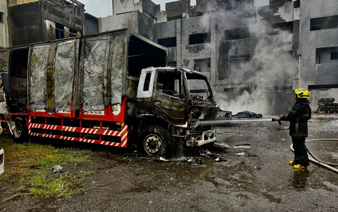 8月22日安南區海佃路火災爆炸威力驚人,波及現場出勤的消防車輛受損。(圖/台南市政府提供)