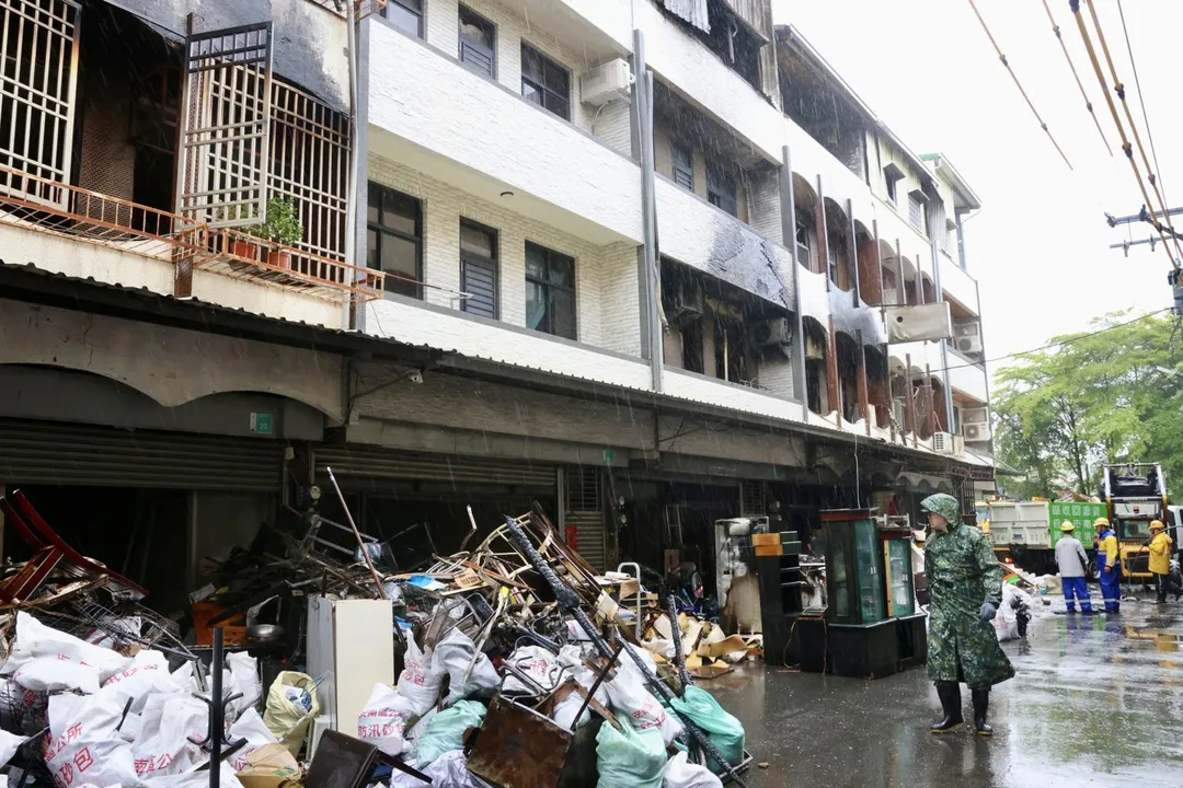強烈爆炸震波波及周邊鄰近住戶,造成民宅門窗碎裂、房屋結構受損。(圖/台南市政府提供)