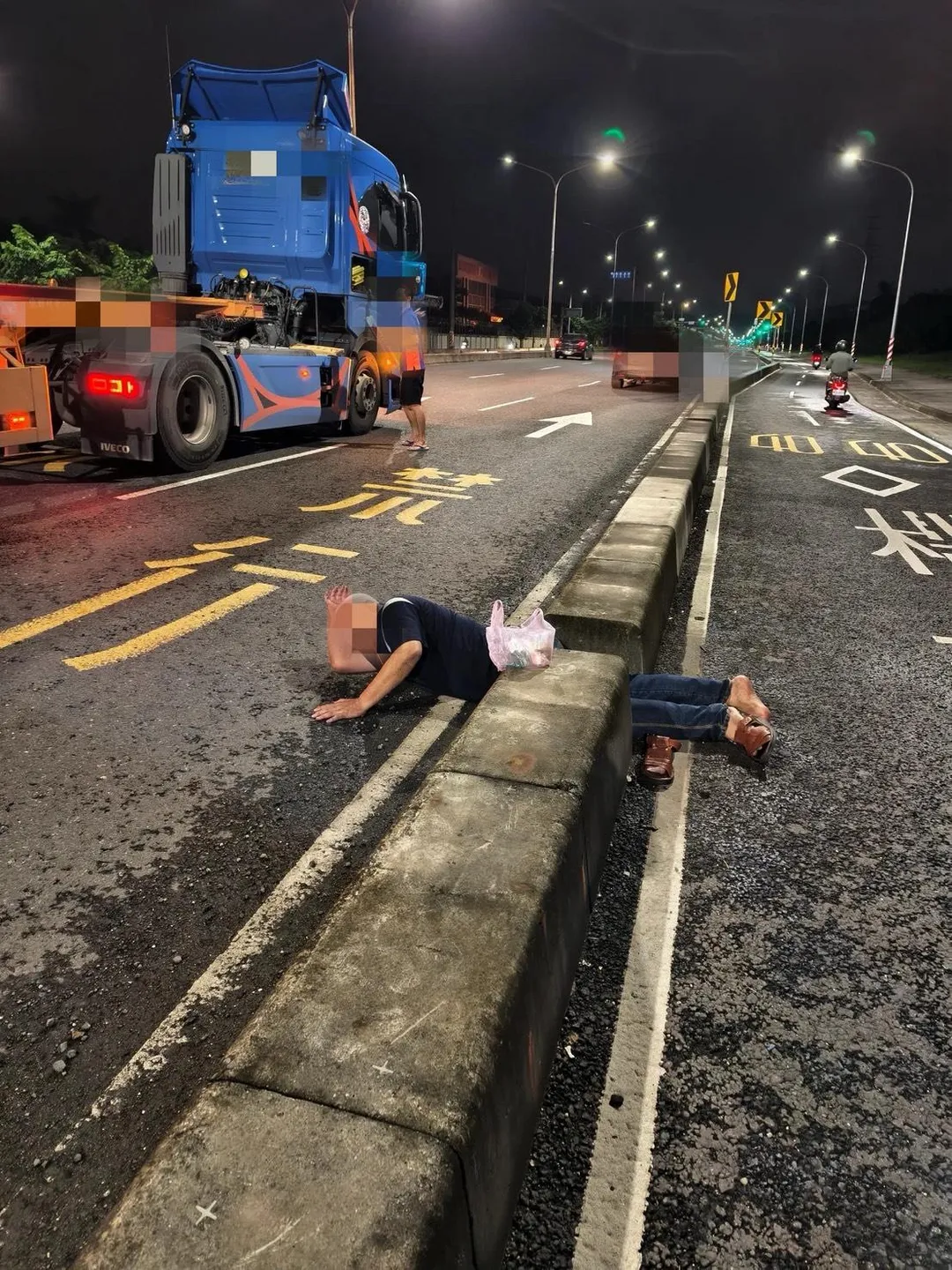 結果熱心民眾停車上前救援，發現原來是一位醉阿公剛好倒在分隔島的縫隙造成誤會。（圖／翻攝yuen_0814的Threads）