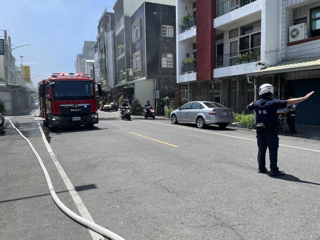消防人員到場佈水線灌救。（圖／警方提供）