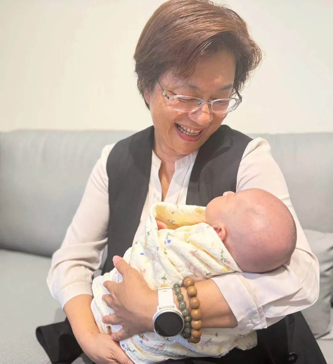 彰化縣長王惠美6日在臉書貼出抱著孫女的照片。（圖/翻攝王惠美臉書）