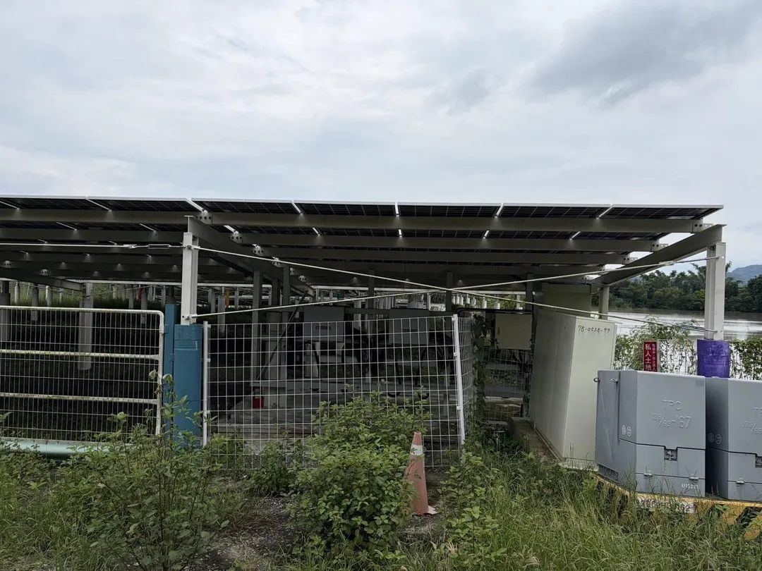 高雄市旗山區一處電廠案場4日凌晨遭竊賊偷走20組、約新台幣5萬餘元電線。（圖／警方提供）