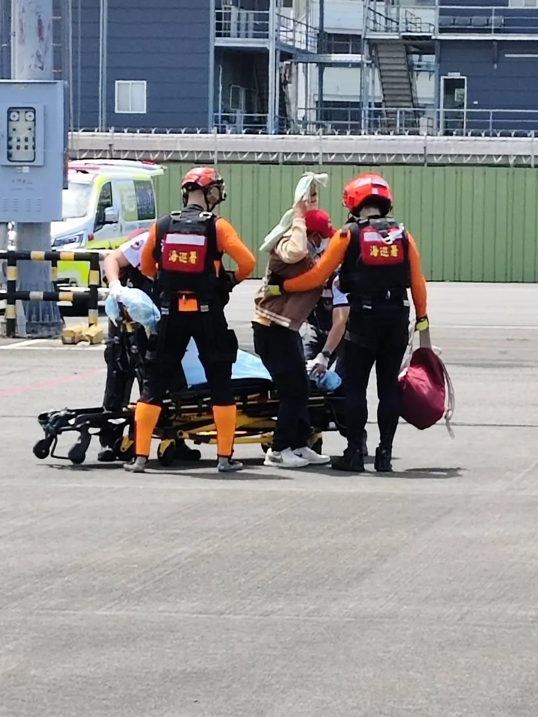 海巡人員將患者交接醫護人員後送至醫院。(圖/海巡署提供)