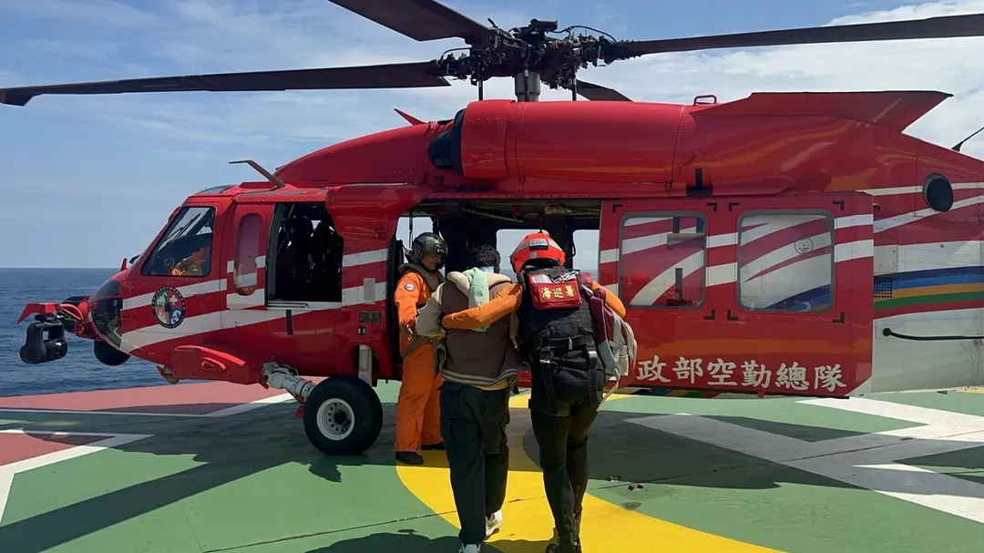 直升機降落於停機坪上,救援人員成功將病患搬運至直升機,迅速返航。(圖/海巡署提供)