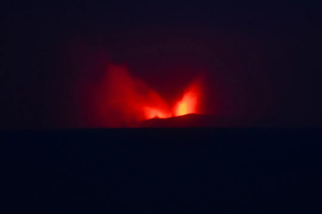 印尼阿納克喀拉喀托火山5日噴出熱熔岩。（圖／路透社）