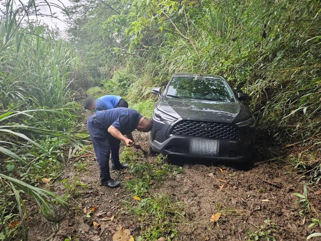 吳姓男子駕車到了高雄瑪雅里山區卻迷航，警方徒步進入山區協助吳男脫困。（圖／翻攝畫面）