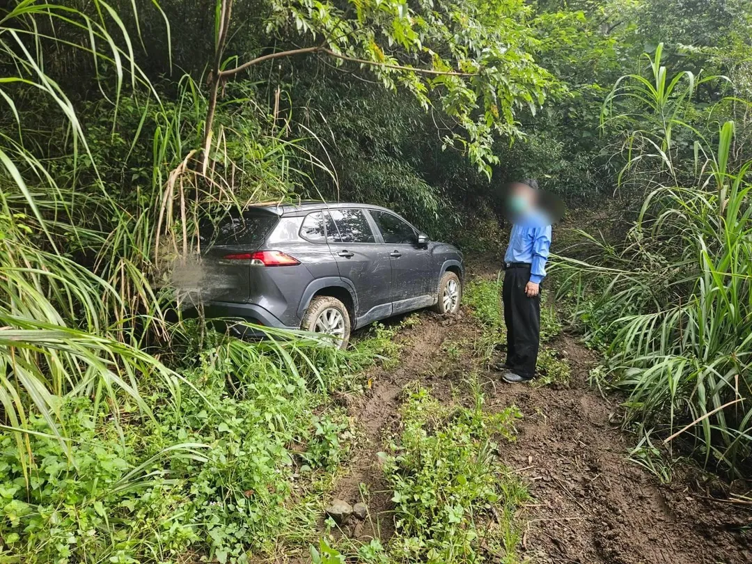 吳南的車輛卡在泥濘中無法離開。（圖／翻攝畫面）