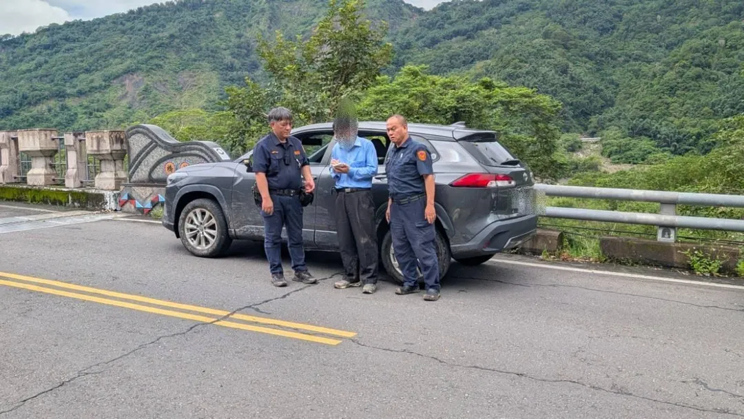 2名員警順利協助吳男回到安全地點。（圖／翻攝畫面）