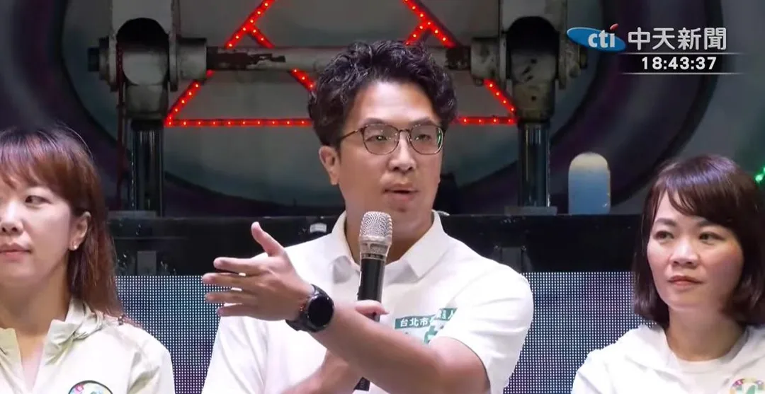 沈伯洋在台上提到關於計程車行業的觀點和目標。(圖/中天新聞)
