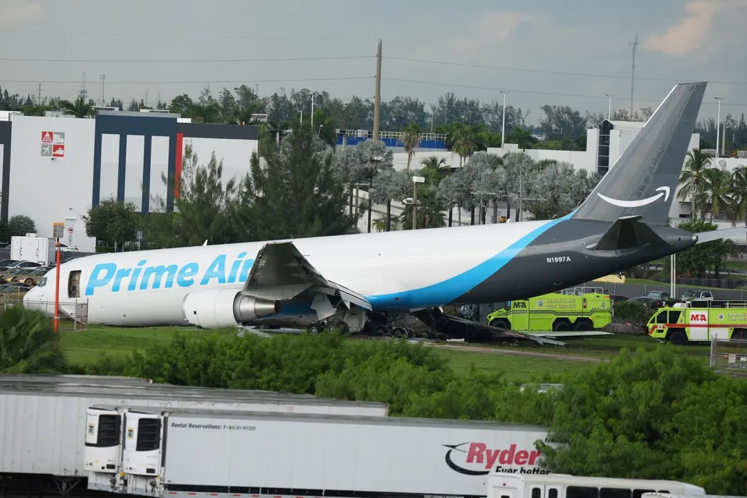 亞馬遜旗下貨運航空公司Prime Air的一架貨機,於當地時間6日下午發生衝出跑道事故。(圖/美聯社)