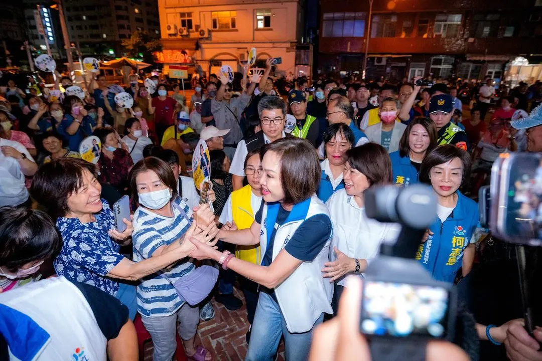 國民黨高雄市長參選人柯志恩6日晚間重返廟口開講起點三鳳宮，受到支持者熱烈歡迎。（圖／柯志恩競辦提供）