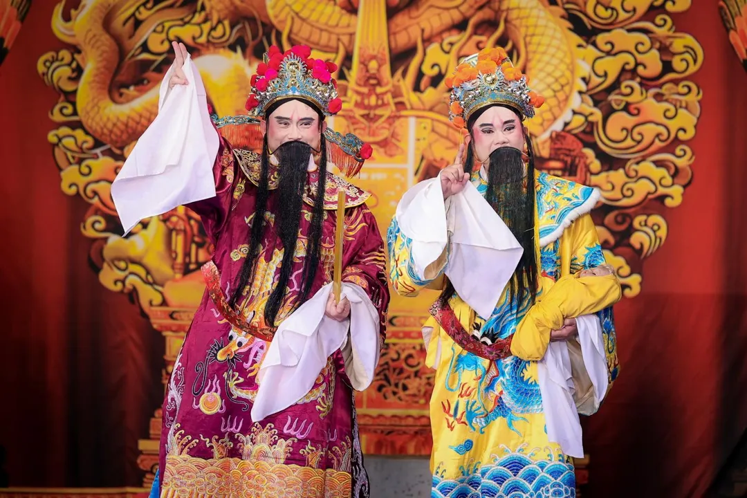 賴瑞隆(左)粉墨登場,與專業演員表演野台戲。(圖/賴瑞隆辦公室提供)