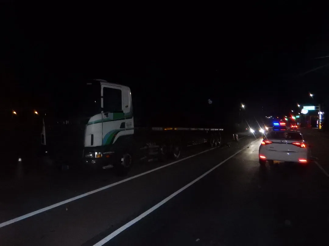 32歲林姓男子駕駛轎車突自撞路邊停車靜止的聯結車。（圖／警方提供）