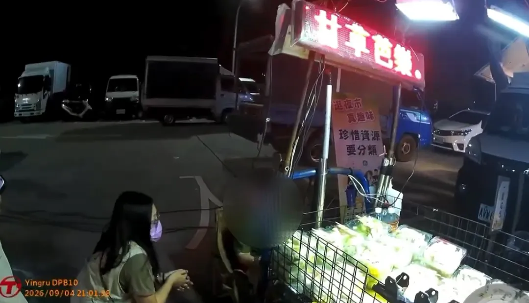屏東潮州愛國夜市出現一名年僅11歲的小男孩，獨自推著攤車販售甘草芭樂。（圖／翻攝畫面）