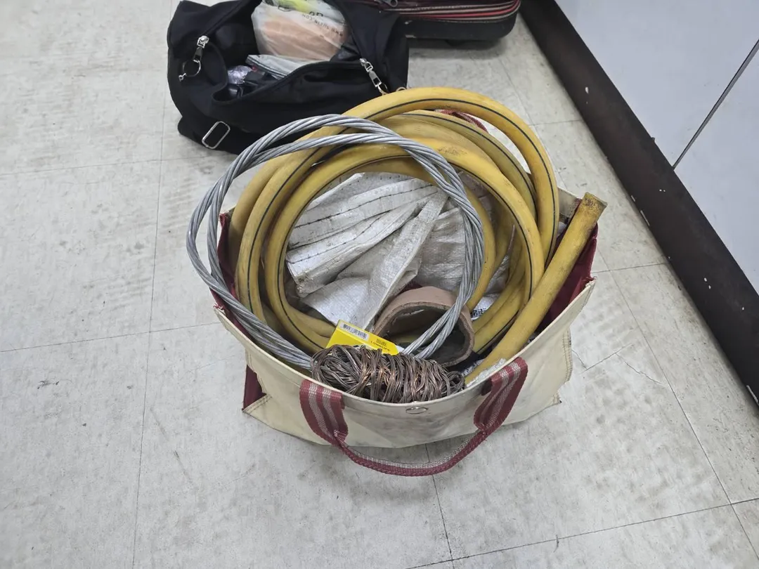 吳嫌作案用之工具，以及已剝除外皮的電纜銅線、鋁線一批。（圖／警方提供）
