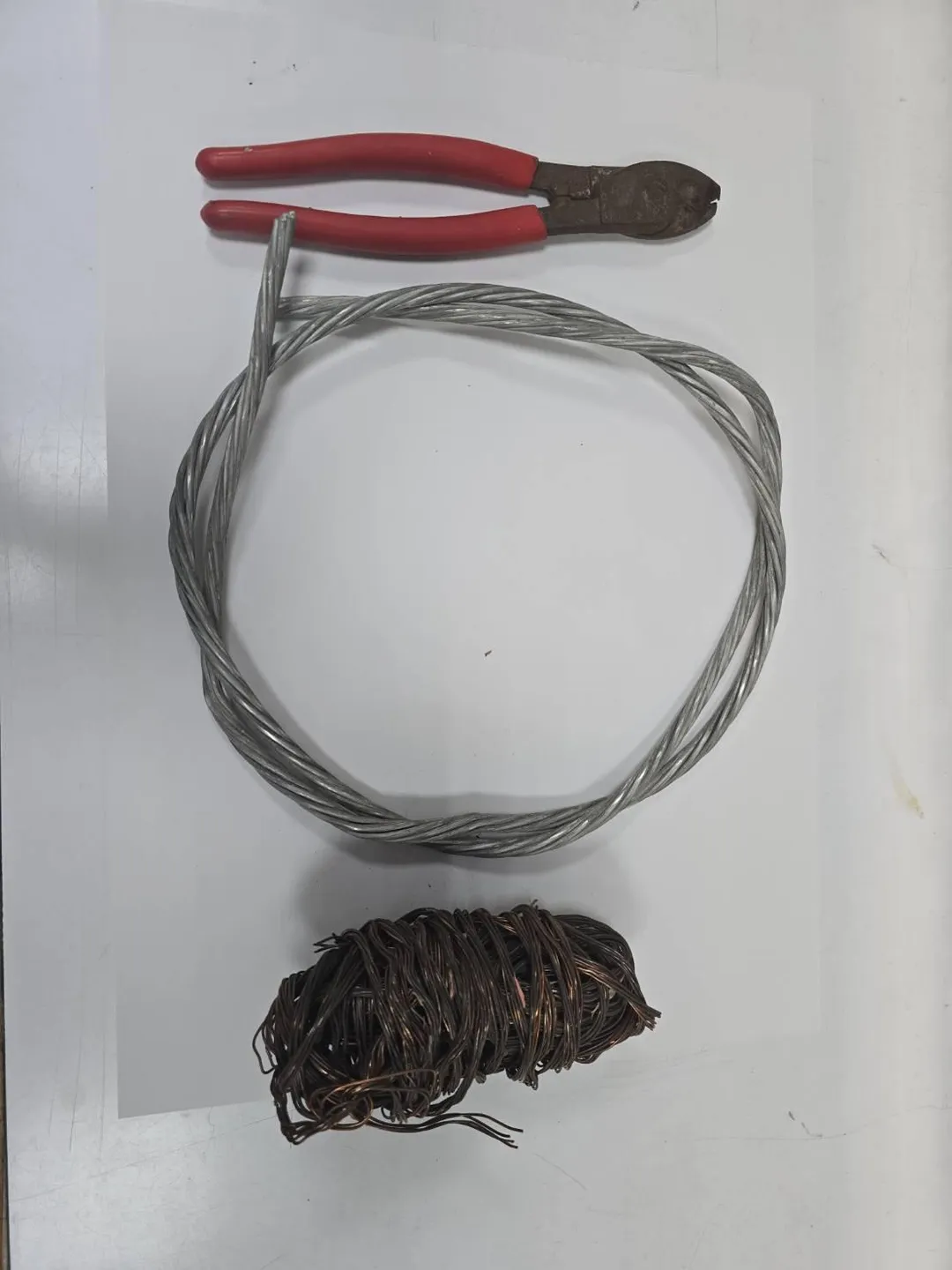 吳嫌遭拘提到案，警方當場查扣已剝除外皮的電纜銅線、鋁線一批、作案工具。（圖／警方提供）