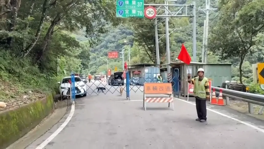 於桃園市復興區北橫公路48.9公里的明隧道工區，原先即屬夜間管制封閉區域，自9月6日晚間起便陸續出現零星碎石滑落情形，未料至7日上午約8點50分，邊坡突然發生大規模坍方與巨石崩落，導致現場道路雙向完全阻斷。（圖／公路局提供）