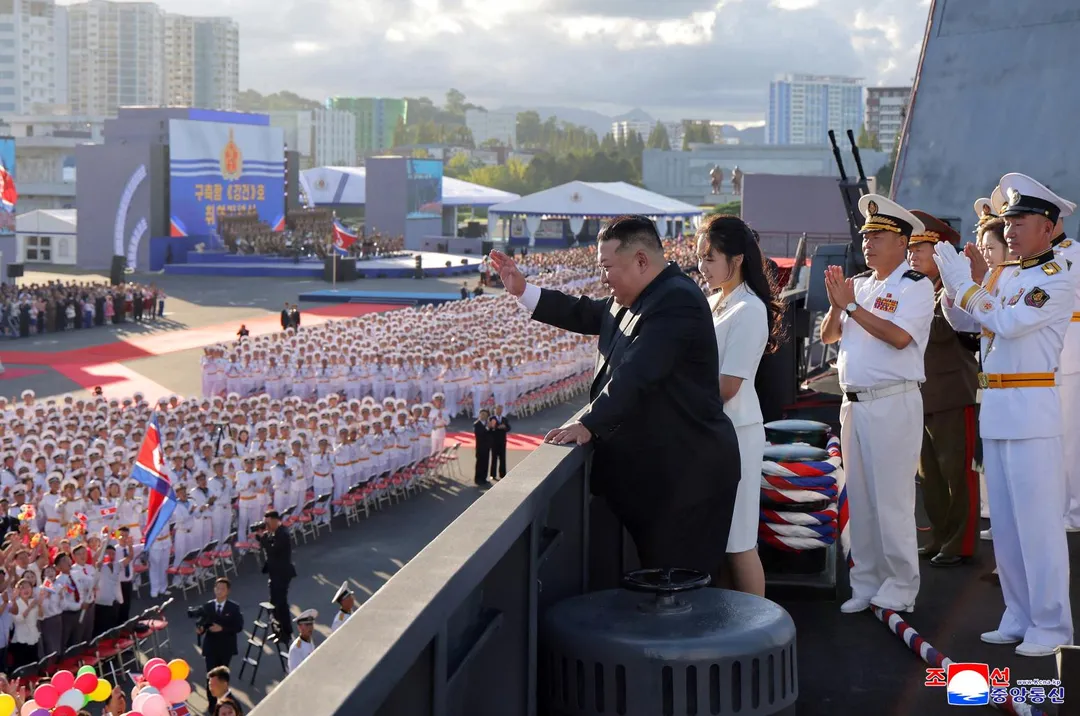 金正恩攜女兒金主愛6日出席元山港驅逐艦「康坤號」服役儀式。（圖／路透社）