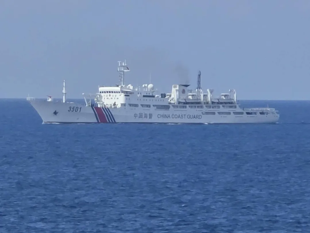 海巡署東沙指揮部今(7)日5時許偵獲大陸海警「3501」接近限制水域,遂派雲林艦攔截。(圖/翻攝畫面)