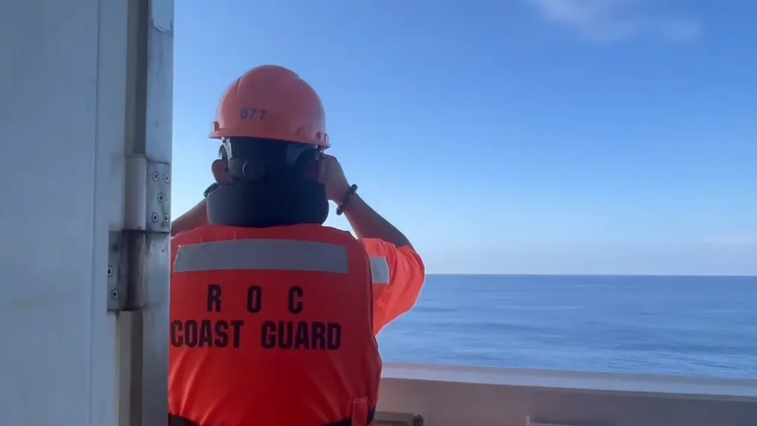 海巡署東沙指揮部今(7)日5時許偵獲大陸海警「3501」接近限制水域,遂派雲林艦攔截。(圖/翻攝畫面)