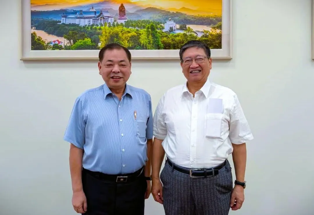 新竹縣長楊文科7日晚間PO出和副縣長陳見賢合照。（圖／楊文科臉書）