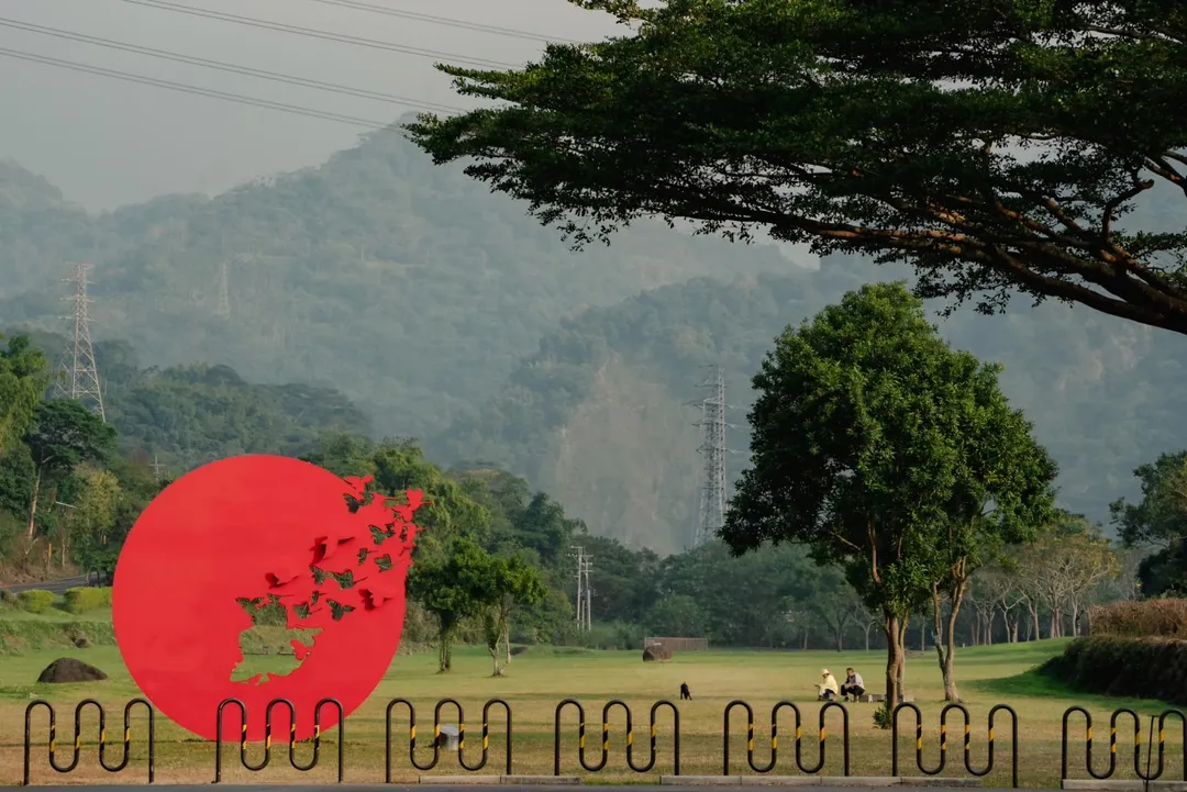 牛埔仔愛情大草原擁有開闊綠地與極佳的山巒景色。（圖／觀光署）
