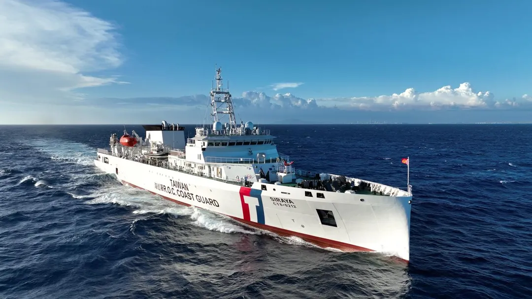 115年度迄今，海巡已於東沙水域驅離中國海警船計12航次，在廣播驅離過程中，海警竟於海上通聯頻道中，惡意宣稱「中國台灣」矮化我國主權，並恐嚇「回到一個中國原則、否則必將付出沉重代價」。（圖／海巡署）