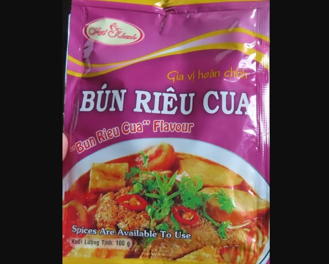 越南出口調味醬（蟹肉風味）則檢出不得使用的蘇丹色素一號，640公斤產品須銷毀、不得退運。（圖／食藥署）