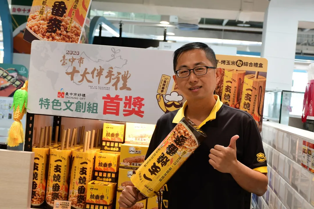 炳叔烤玉米執行長胡智凱發揮創意催生出不用啃玉米粒。（圖/李喬智攝）
