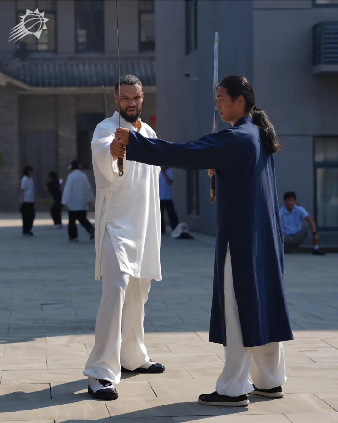 狄龍專心接受指導。（圖／翻攝自太陽IG）