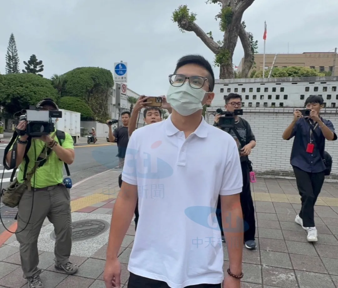 龔益霆涉性侵女星案出庭，庭訊後步出台北地方法院全程沉默。（圖／陳奕廷攝）