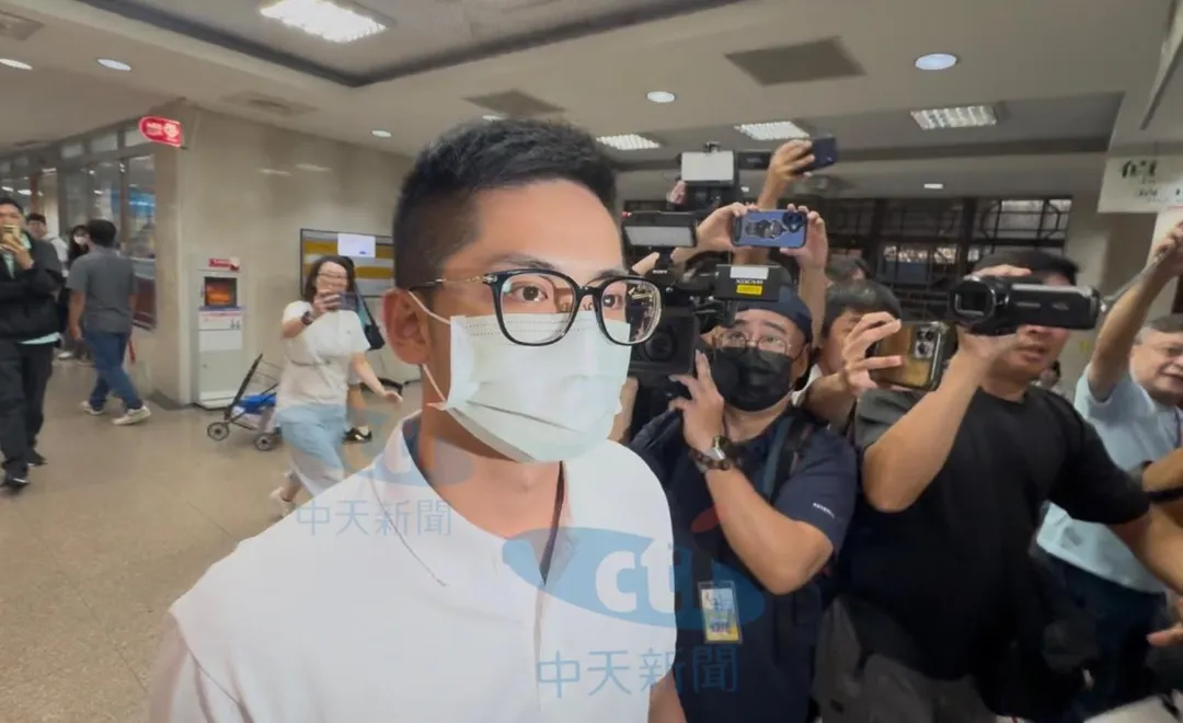龔益霆涉性侵案出庭變裝剪短髮戴眼鏡，現身北院避開媒體。（圖／陳奕廷攝）