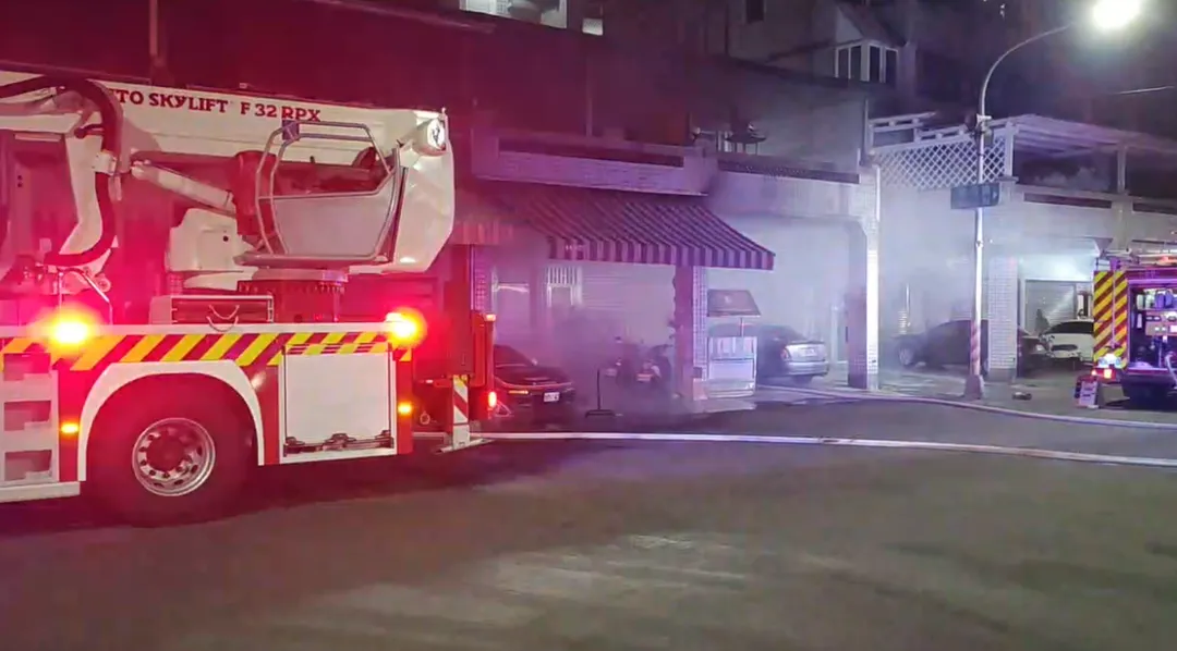 消防人員到場灌救。（圖／中天新聞）