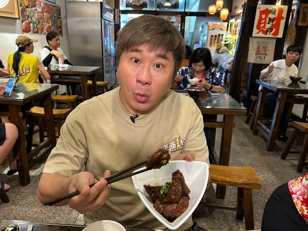 胡瓜品嚐客家美食。(圖/《下面一位》提供)