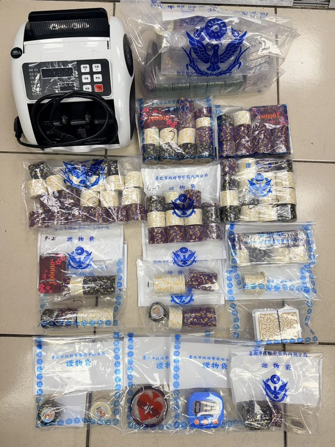 現場查扣的賭資跟賭具。(圖/警方提供)
