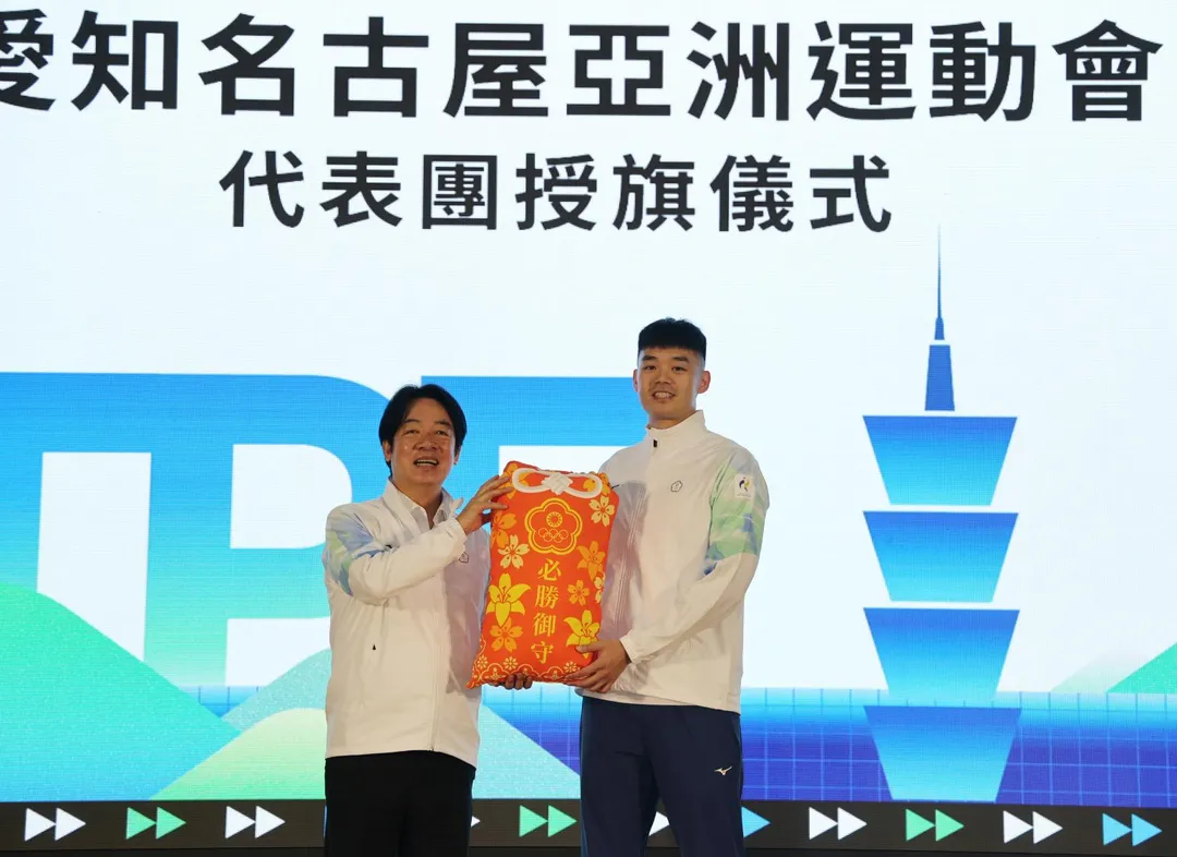 賴總統致贈必勝御守予給王齊麟。（圖／中華奧會提供）