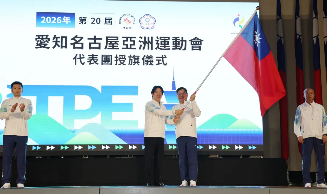 賴總統授國旗予中華奧會蔡家福主席。（圖／中華奧會提供）