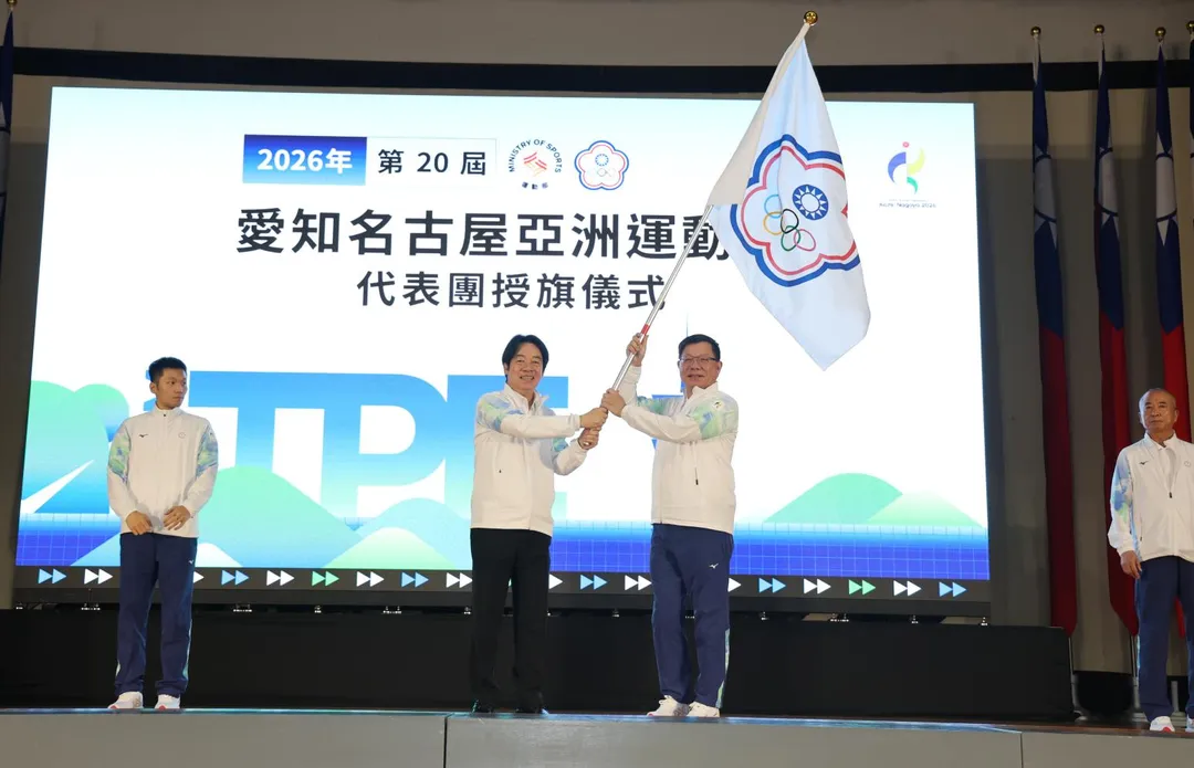 賴總統授代表團團旗予中華奧會蔡家福主席。（圖／中華奧會提供）